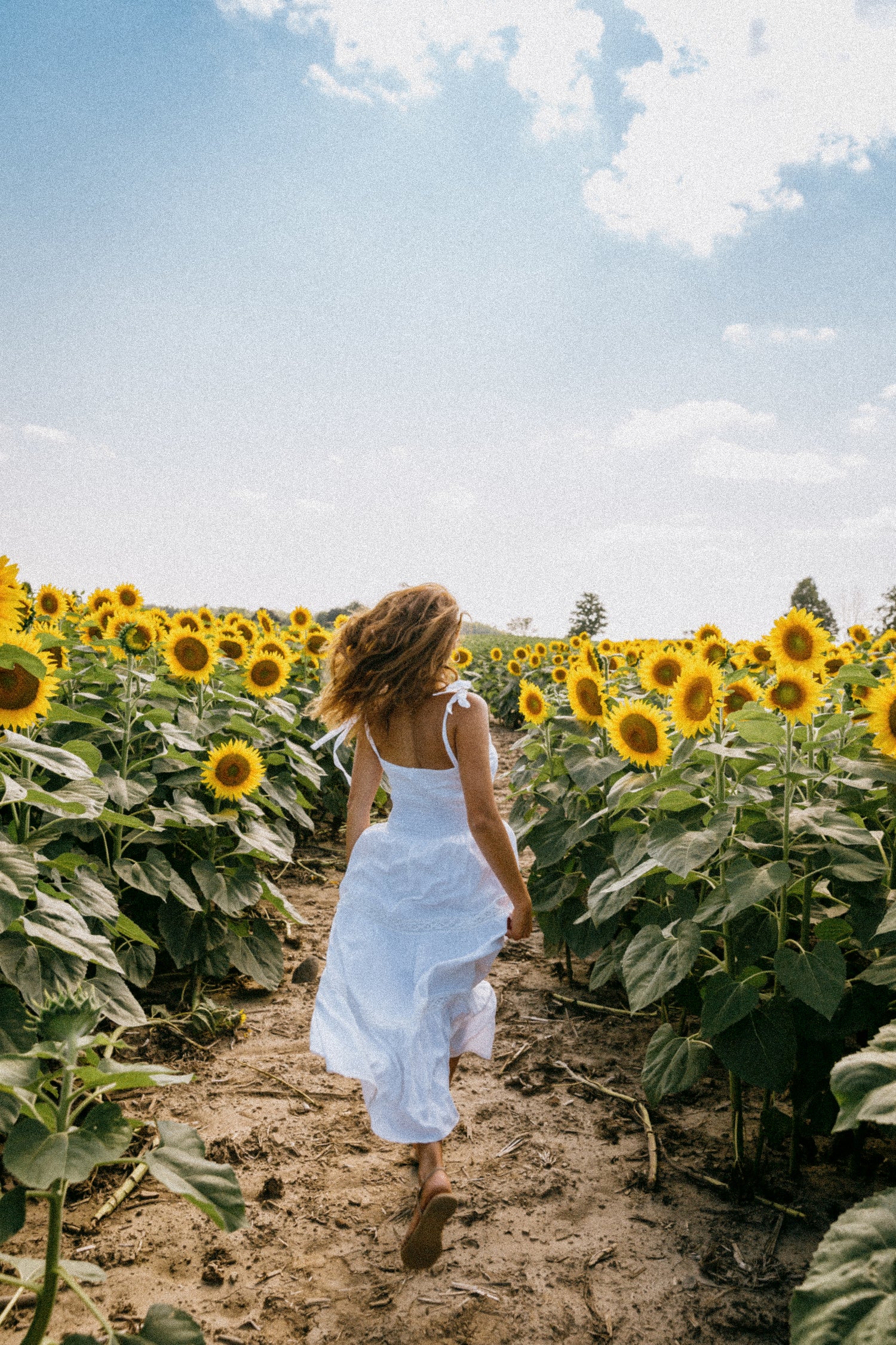 Femme qui court dans un beau paysage