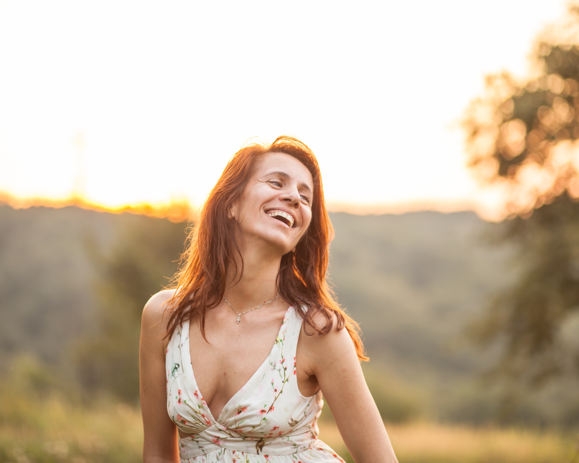 Femmes d'âge moyen en péri-ménopause profitant du coucher de soleil