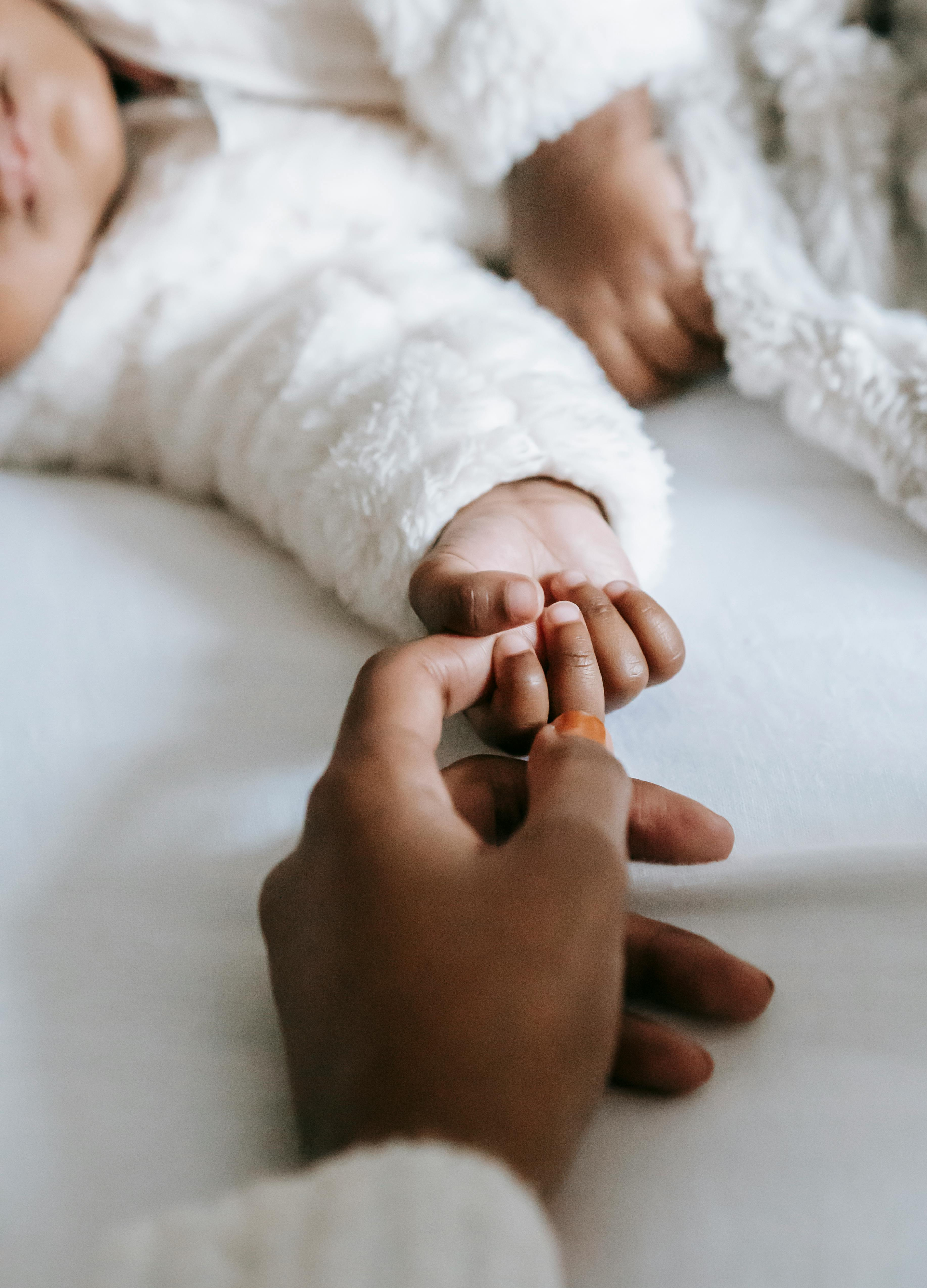 DUO Fertilité - mains parent & bébé