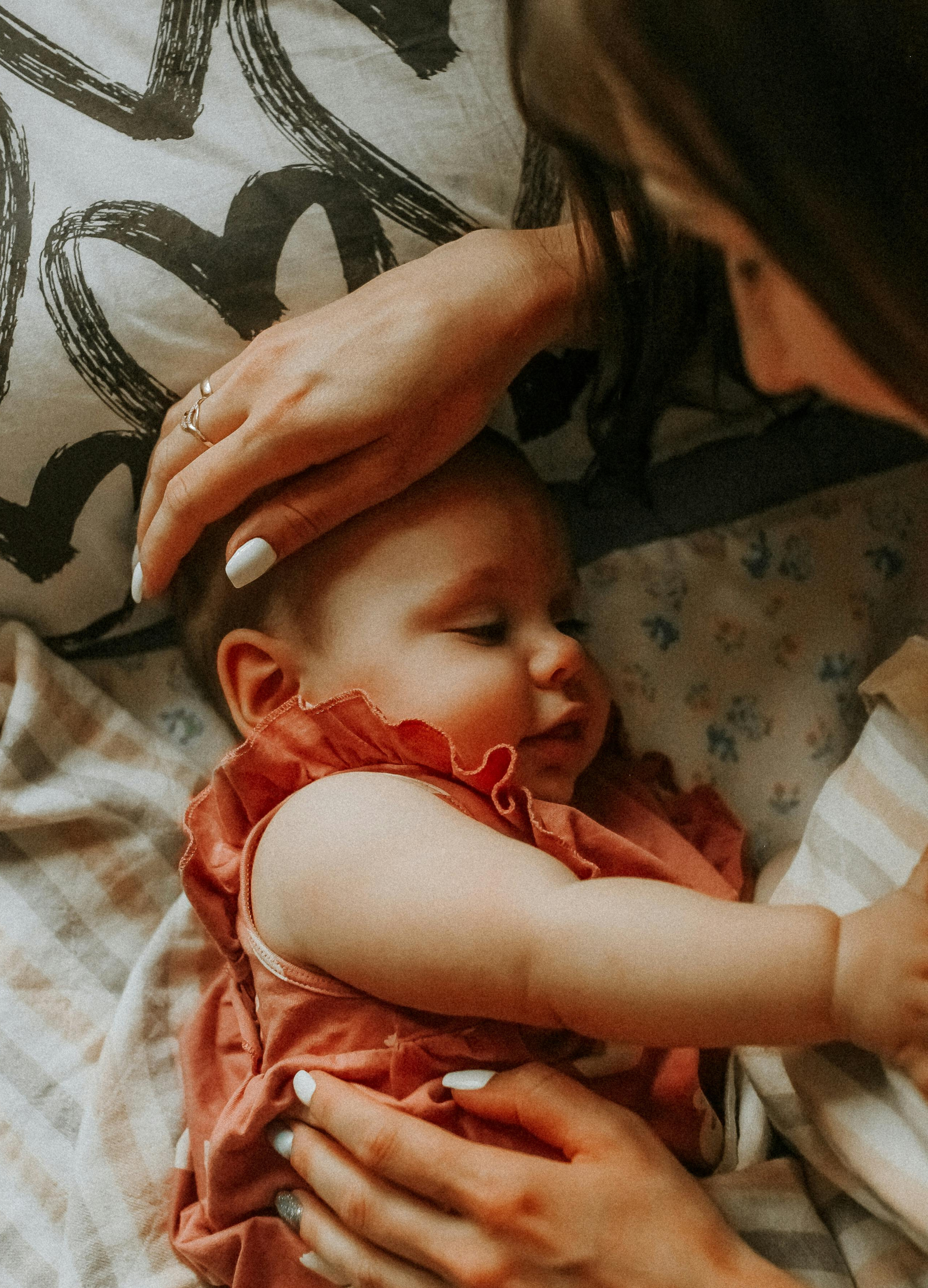 Fertilité Femme - maman caressant son bébé